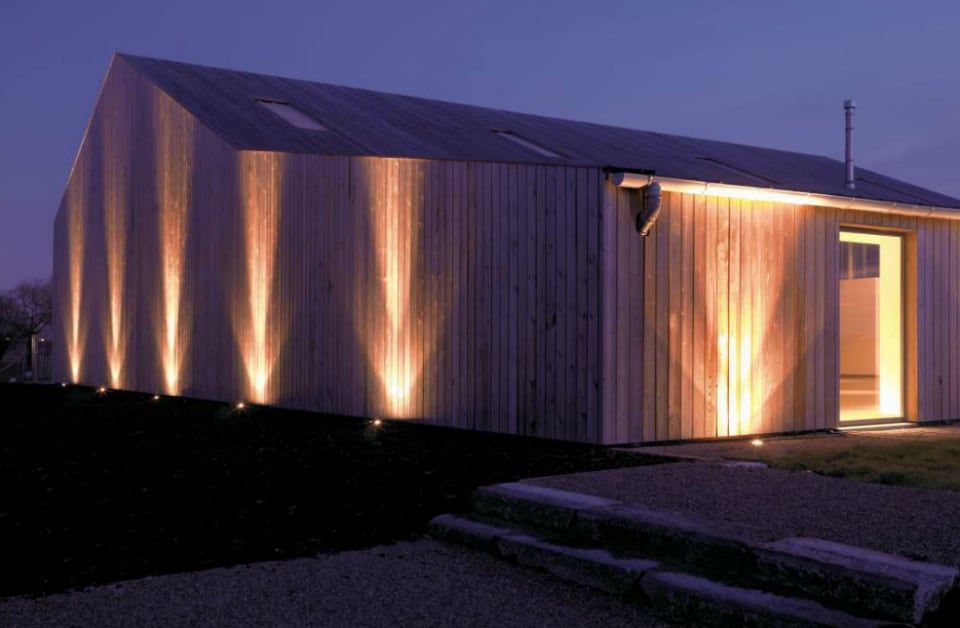 Outdoor lighting wall